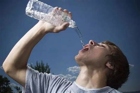 一个人一天喝多少水