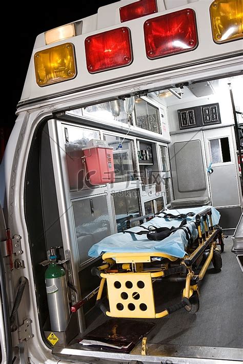 一台救护车能躺几个人