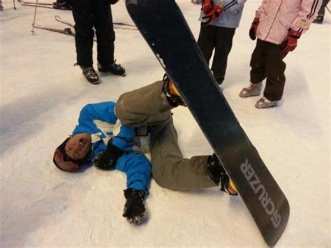 一男子滑雪摔倒粉碎性骨折