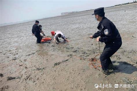 上海两男子赶海被困滩涂