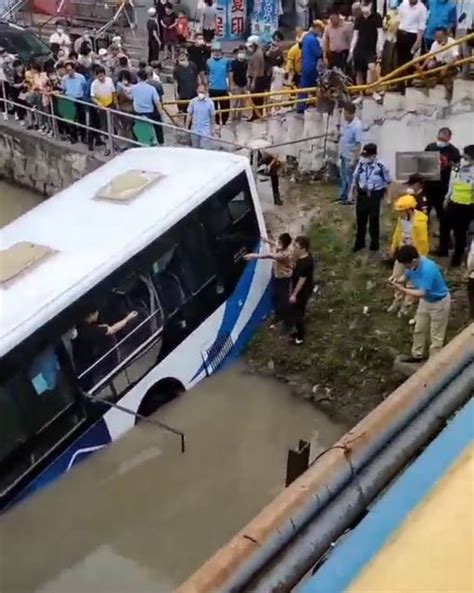 上海公交车坠河 车上无乘客