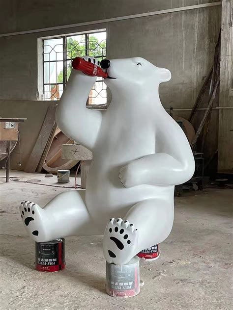上海卡通玻璃钢动物北极熊雕塑