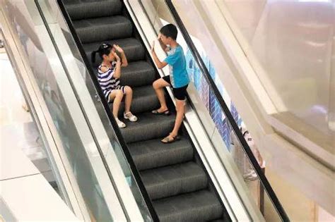 上海商场女孩玩扶梯家长回应