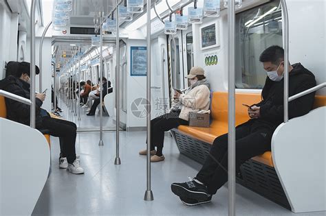 上海地铁三人不戴口罩