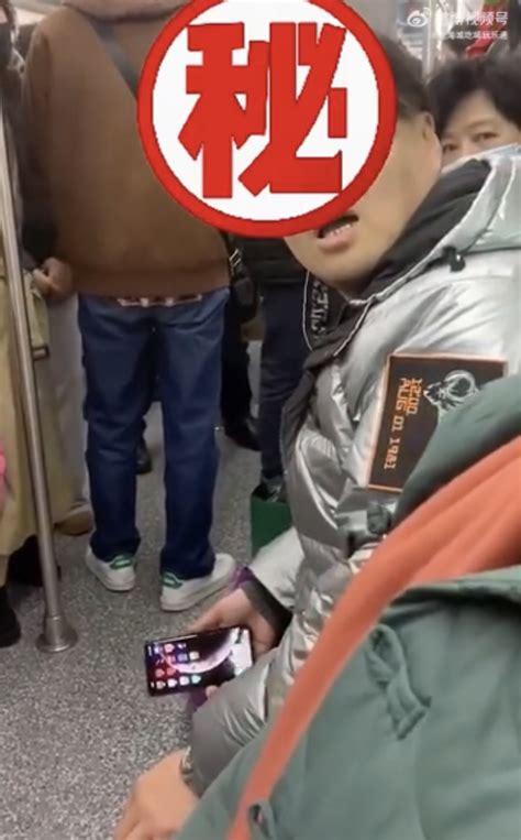 上海地铁内一男子不戴口罩