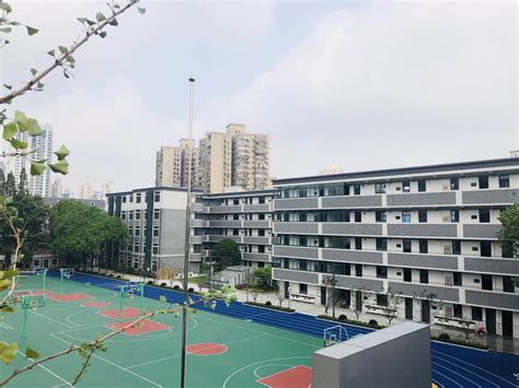 上海市北初级中学有多少人