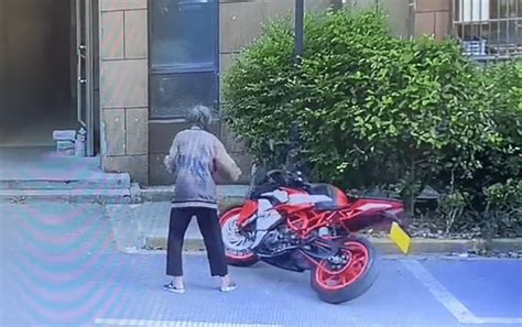 上海老人推倒摩托车的处理结果
