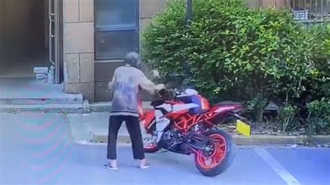 上海老人故意推倒摩托车后续开庭