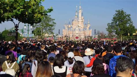 上海迪士尼平日去人多吗