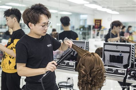 上海高级发型师的月工资