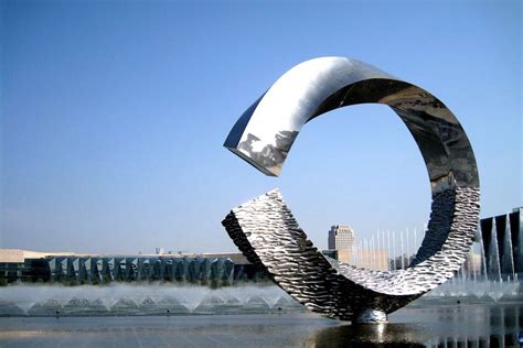 不锈钢科技主题雕塑