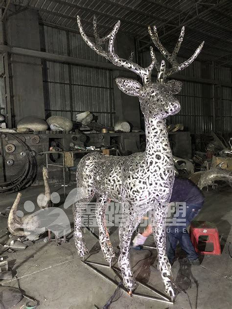不锈钢镂空编织发光鹿雕塑