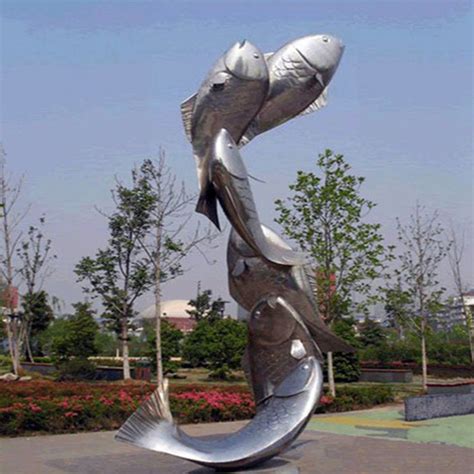 不锈钢镂空金鱼雕塑