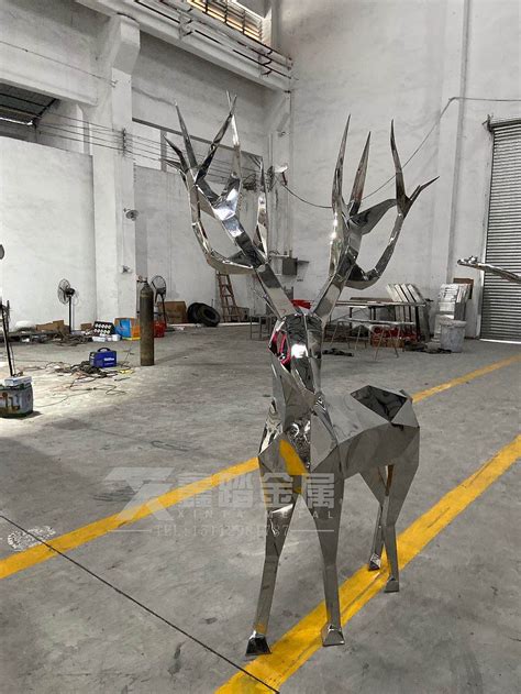 不锈钢镜面鹿雕塑