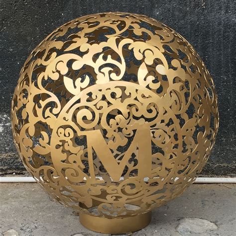 不锈钢雕塑中的圆球象征