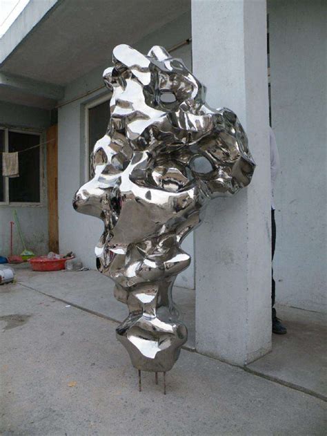 不锈钢雕塑产品用的是多厚的料