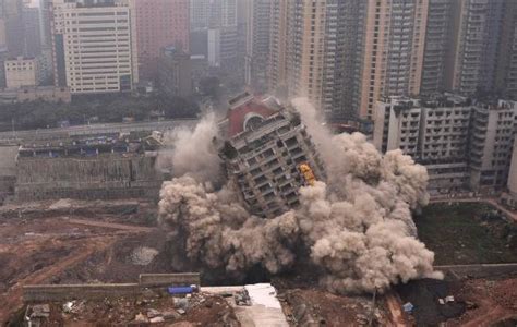 世界上最高大楼被爆破拆除