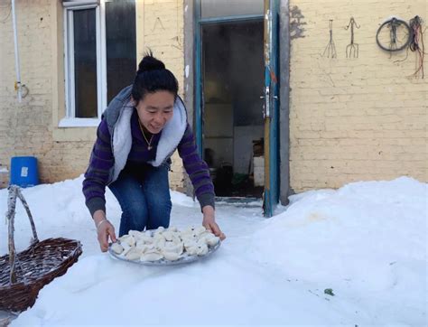 东北人过年包饺子冻在院里