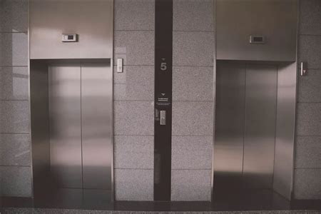 东西掉进扶梯电梯缝隙影响电梯吗