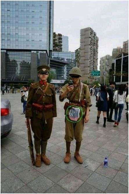 两位男子穿日本军服在大街上