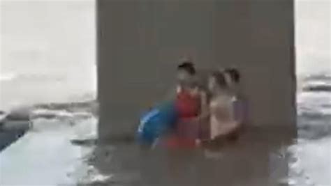 两学生野泳遇险视频