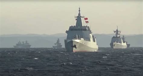 中国和俄罗斯军舰通过青津海峡