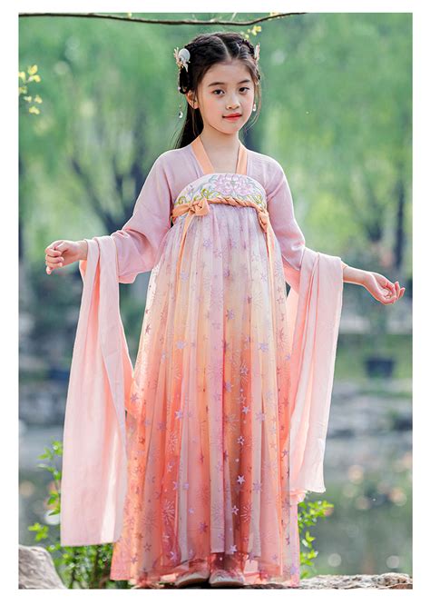 中国四岁小女孩穿汉服惊艳外国人