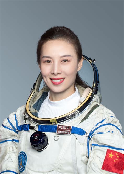中国女航天员首次太空出舱标志中国女性迈出舱外太空行走第一步