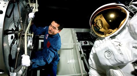 中国航天员第一次太空行走是谁