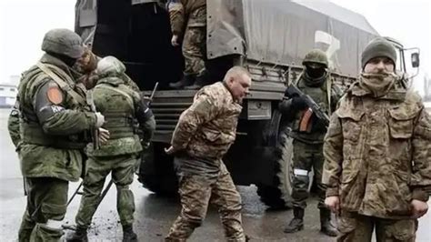 乌军强攻途中对俄军尸体连开数枪