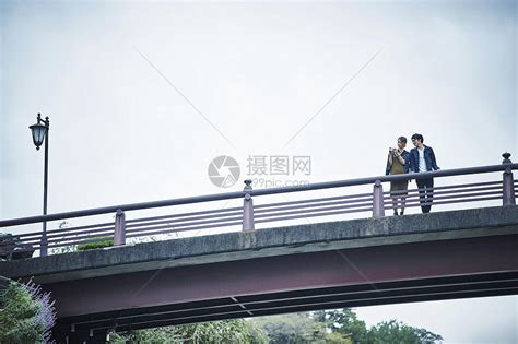 云南大学生桥上拍照