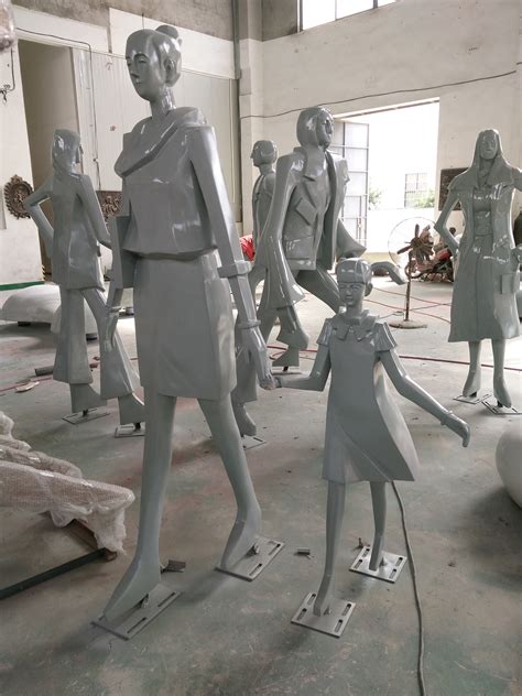 人物玻璃钢雕塑现场安装