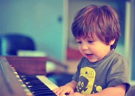 他从小就表现出了不凡的音乐天赋