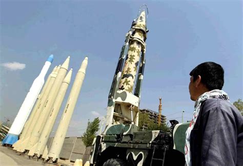 伊朗发射导弹与无人战斗