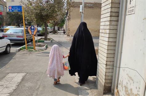 伊朗女性现在佩戴头巾吗