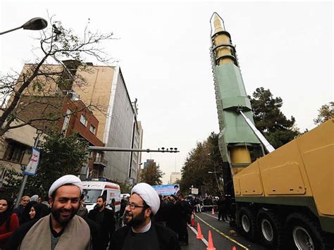 伊朗民众观看导弹发射