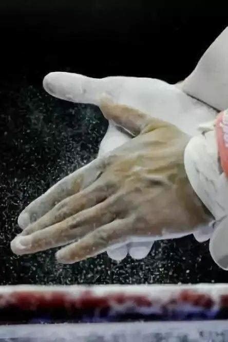 体操运动员手上抹镁粉是为了什么