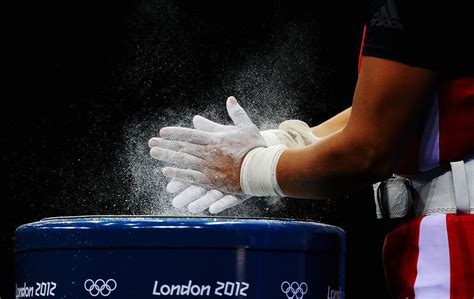 体操运动员手上擦镁粉