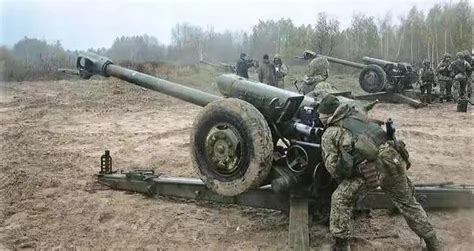 俄军2s7自行火炮打击乌军