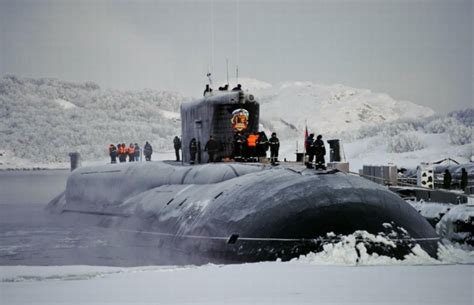 俄罗斯三艘核潜艇同时浮出冰面