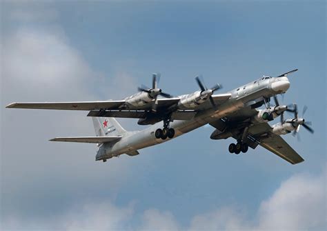 俄罗斯图95战略轰炸机视频