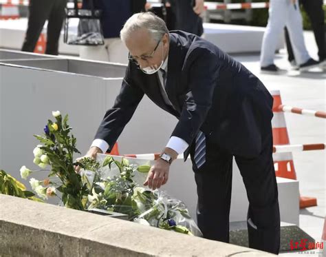 俄罗斯驻日本大使去广岛献花