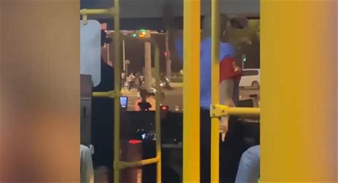 公交司机等车跳舞