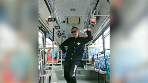 公交司机车厢跳舞视频
