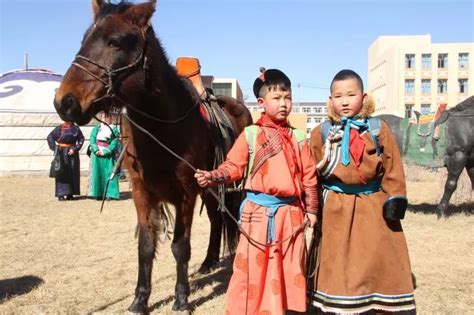 内蒙古一女孩骑马上学