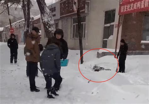 内蒙古一男子倒卧雪地