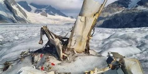 冰川融化现飞机残骸