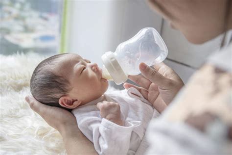 出生一天男婴被父亲喂水后呛咳