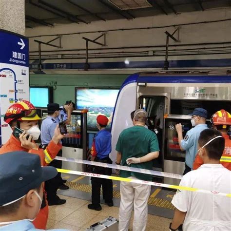 北京乘客为什么翻入地铁轨道