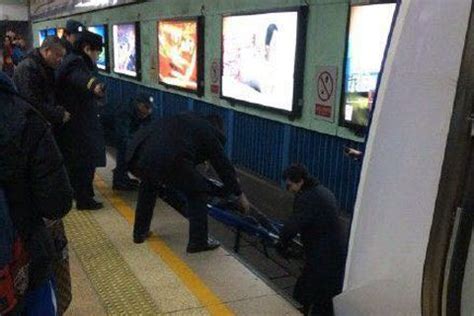 北京地铁2号线有乘客掉下站台事件